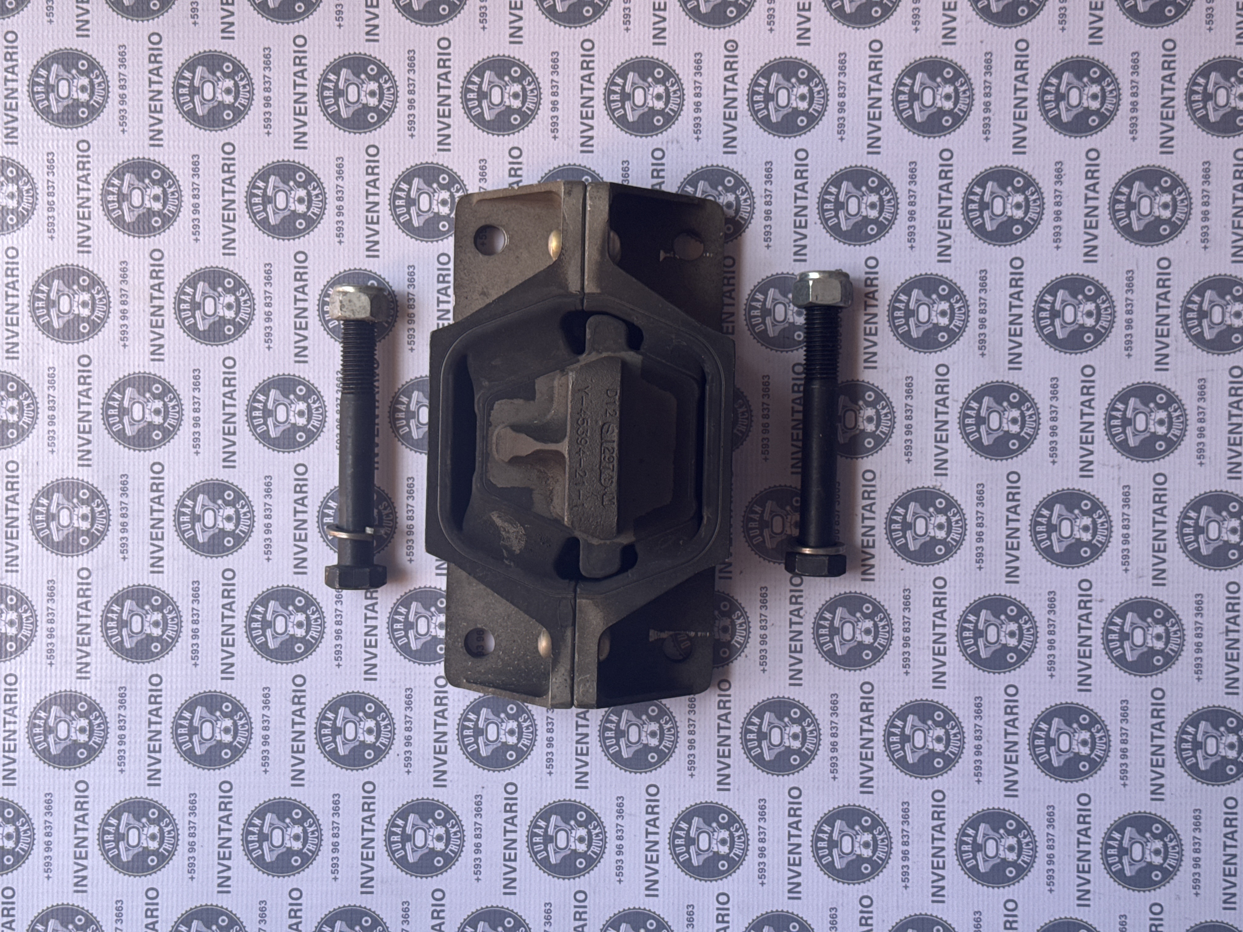 Soporte trasero de motor (Rear Engine Mount) compatible con Mack CH, CV, CL, CX; material acero y goma, reduce vibración del motor, ajuste preciso.